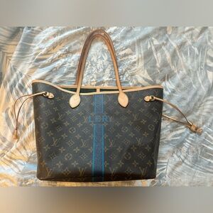 Louis Vuitton Neverfull MM tote and clutch